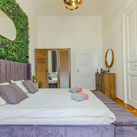 Luxury Apartment By The Famous Vaci Street Budapest Exterior foto