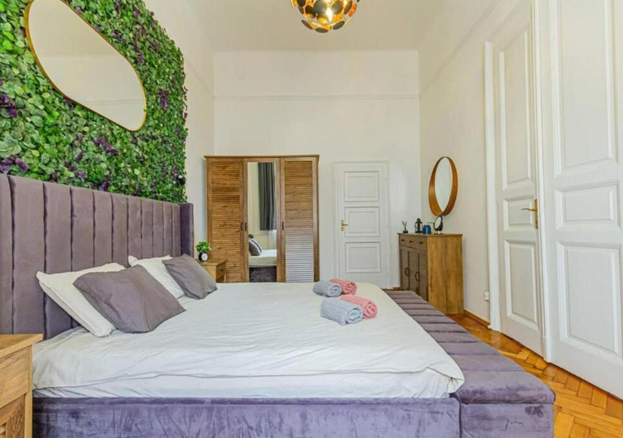 Luxury Apartment By The Famous Vaci Street Budapest Exterior foto