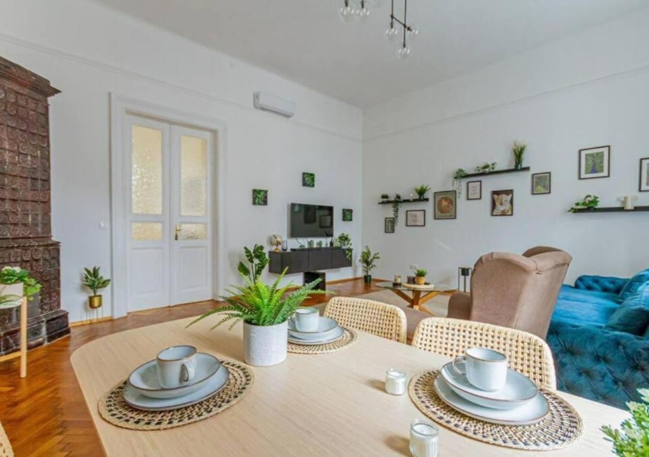 Luxury Apartment By The Famous Vaci Street Budapest Exterior foto